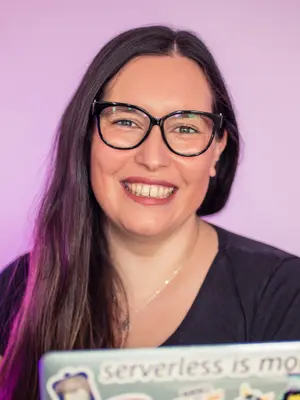 Marcia Villalba - AWS Serverless Hero y fundadora de Desplegando.cloud, experta en cloud computing con 20 años de experiencia